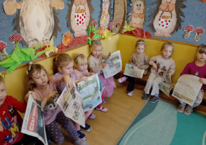 Na zdjęciu widać dzieci z gazetami.