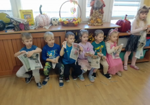 Na zdjęciu widać dzieci z gazetami.