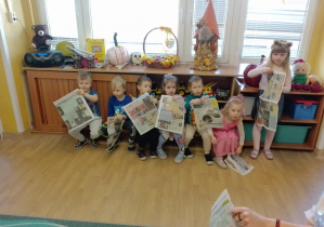 Na zdjęciu widać dzieci z gazetami.