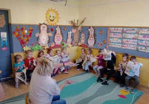 Na zdjęciu widać dzieci z gazetami.