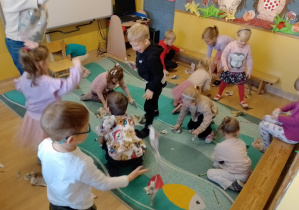 Na zdjęciu widać dzieci z gazetami.