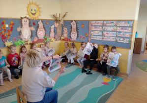 Na zdjęciu widać dzieci z gazetami.