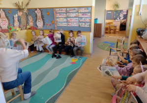 Na zdjęciu widać dzieci z gazetami.