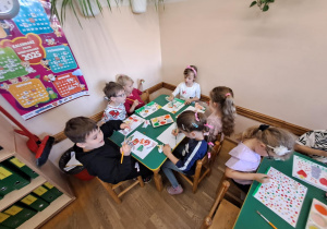 Na zdjęciu widać dzieci jak rysują kreatywną pracę plastyczną.