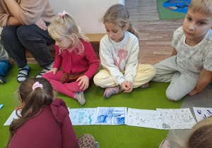 Na zdjęciu widać dzieci jak rysują kreatywną pracę plastyczną.