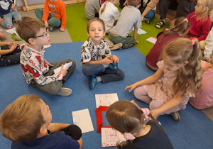 Na zdjęciu widać dzieci jak rysują kreatywną pracę plastyczną.