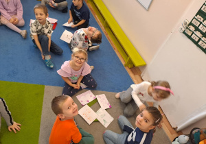 Na zdjęciu widać dzieci jak rysują kreatywną pracę plastyczną.