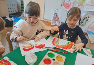 Na zdjęciu widać dzieci jak rysują kreatywną pracę plastyczną.