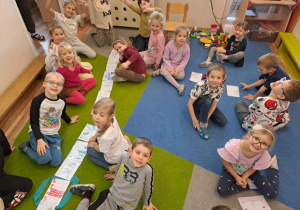 Na zdjęciu widać dzieci jak rysują kreatywną pracę plastyczną.