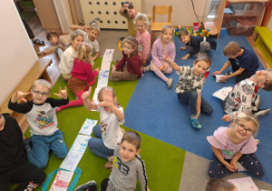 Na zdjęciu widać dzieci jak rysują kreatywną pracę plastyczną.