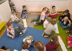 Na zdjęciu widać dzieci jak rysują kreatywną pracę plastyczną.