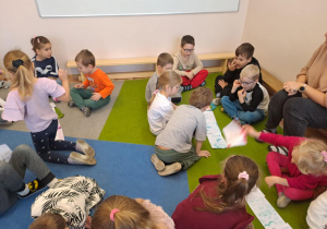 Na zdjęciu widać dzieci jak rysują kreatywną pracę plastyczną.