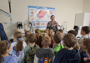 Na zdjęciu widać dzieci na warsztatach u okulisty.