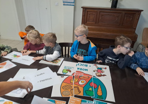 Na zdjęciu widać dzieci na warsztatach z Panią dietetyk.