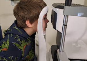 Na zdjęciu widać dzieci na warsztatach u okulisty.