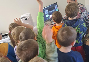 Na zdjęciu widać dzieci na warsztatach u okulisty.