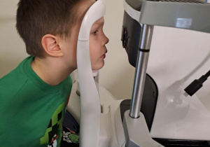 Na zdjęciu widać dzieci na warsztatach u okulisty.