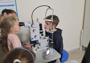 Na zdjęciu widać dzieci na warsztatach u okulisty.