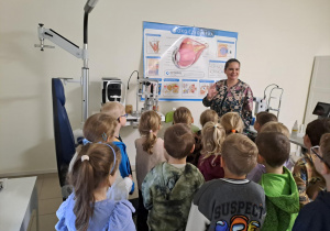 Na zdjęciu widać dzieci na warsztatach u okulisty.