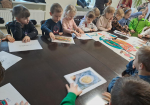 Na zdjęciu widać dzieci na warsztatach u okulisty.