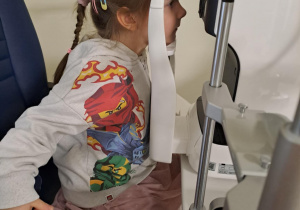 Na zdjęciu widać dzieci na warsztatach u okulisty.