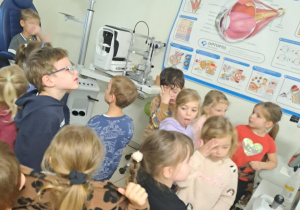 Na zdjęciu widać dzieci na warsztatach u okulisty.