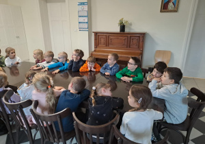 Na zdjęciu widać dzieci na warsztatach u okulisty.