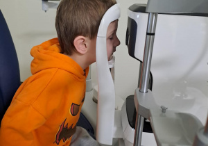 Na zdjęciu widać dzieci na warsztatach u okulisty.