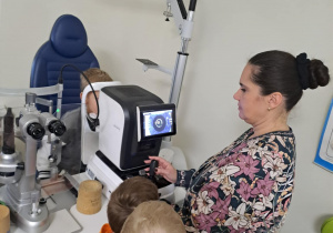 Na zdjęciu widać dzieci na warsztatach u okulisty.