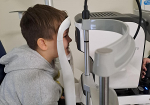 Na zdjęciu widać dzieci na warsztatach u okulisty.