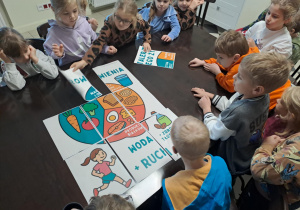 Na zdjęciu widać dzieci na warsztatach u okulisty.