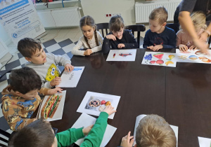 Na zdjęciu widać dzieci na warsztatach u okulisty.