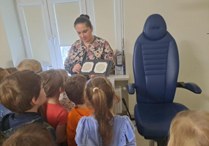 Na zdjęciu widać dzieci na warsztatach u okulisty.