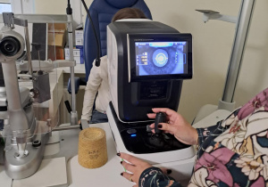 Na zdjęciu widać dzieci na warsztatach u okulisty.