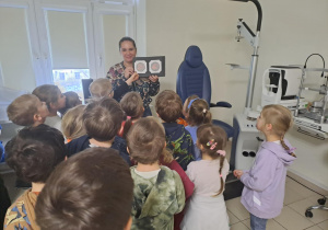 Na zdjęciu widać dzieci na warsztatach u okulisty.