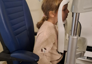 Na zdjęciu widać dzieci na warsztatach u okulisty.