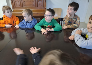 Na zdjęciu widać dzieci na warsztatach z dietetykiem.