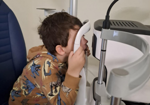 Na zdjęciu widać dzieci na warsztatach u okulisty.