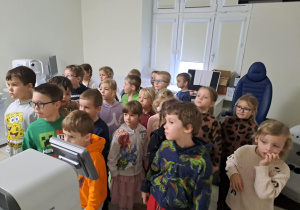 Na zdjęciu widać dzieci na warsztatach u okulisty.