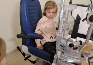 Na zdjęciu widać dzieci na warsztatach u okulisty.