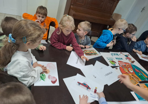 Na zdjęciu widać dzieci na warsztatach z dietetykiem.