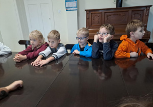 Na zdjęciu widać dzieci na warsztatach z dietetykiem.