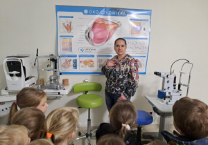 Na zdjęciu widać dzieci na warsztatach u okulisty.