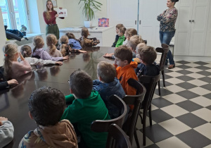 Na zdjęciu widać dzieci na warsztatach u okulisty.