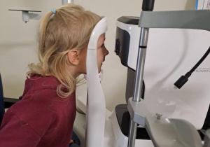 Na zdjęciu widać dzieci na warsztatach u okulisty.