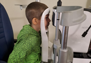 Na zdjęciu widać dzieci na warsztatach u okulisty.