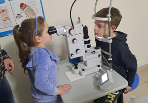 Na zdjęciu widać dzieci na warsztatach u okulisty.