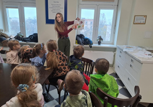 Na zdjęciu widać dzieci na warsztatach u okulisty.