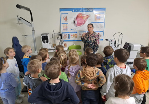 Na zdjęciu widać dzieci na warsztatach u okulisty.