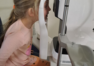 Na zdjęciu widać dzieci na warsztatach u okulisty.